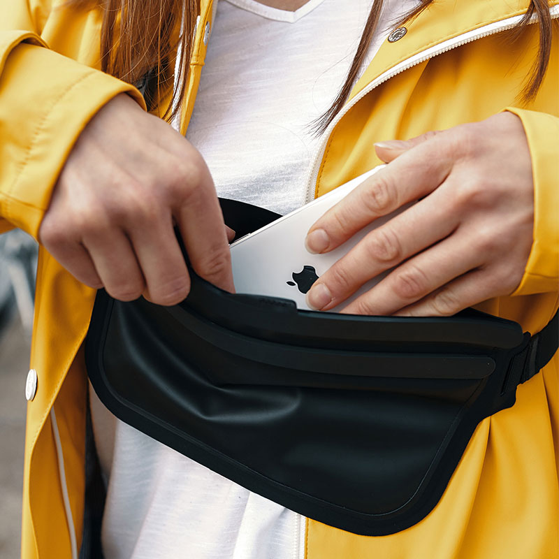 Rangement d'un téléphone dans le sac Fidlock Hermetic Sling Bag noir