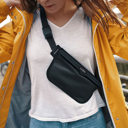 Fidlock Hermetic Sling Bag noir porté en bandoulière