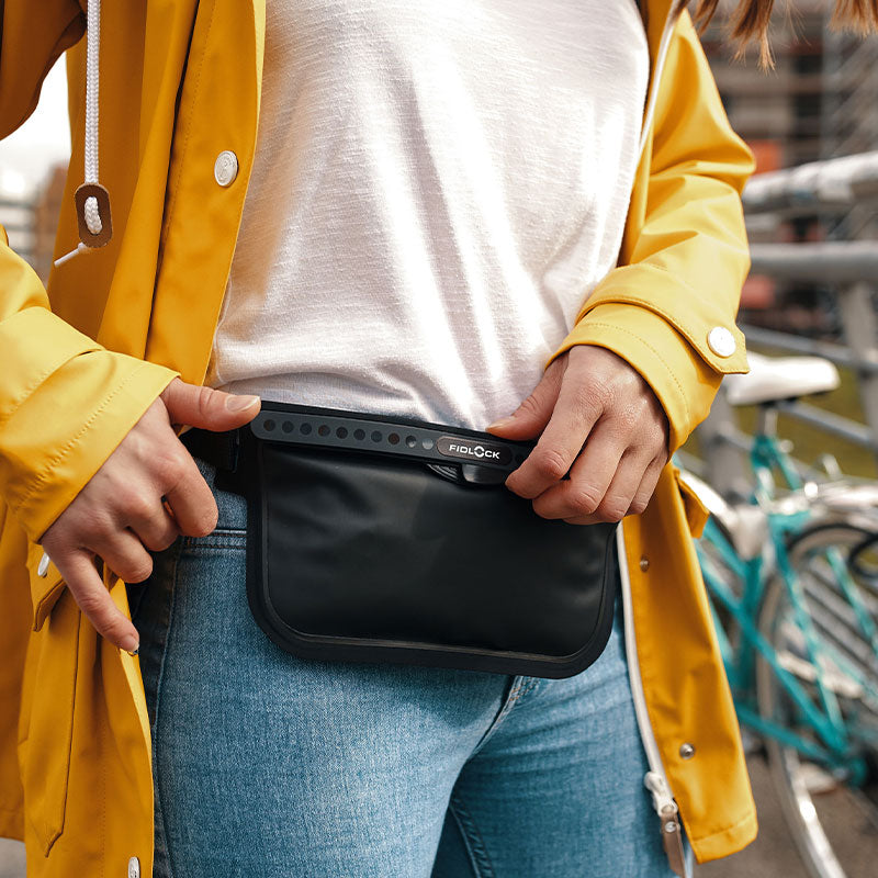 Fidlock Hermetic Sling Bag noir porté à la taille