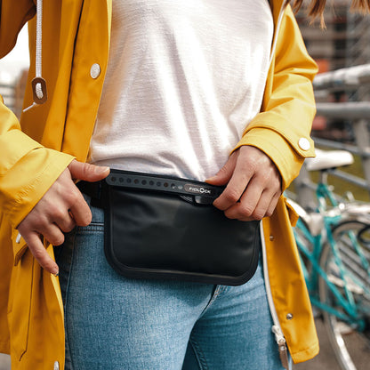 Fidlock Hermetic Sling Bag noir porté à la taille