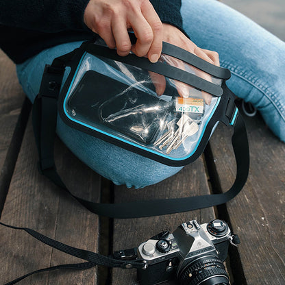 Sac Fidlock Hermetic Sling Bag ouvert, clés en main