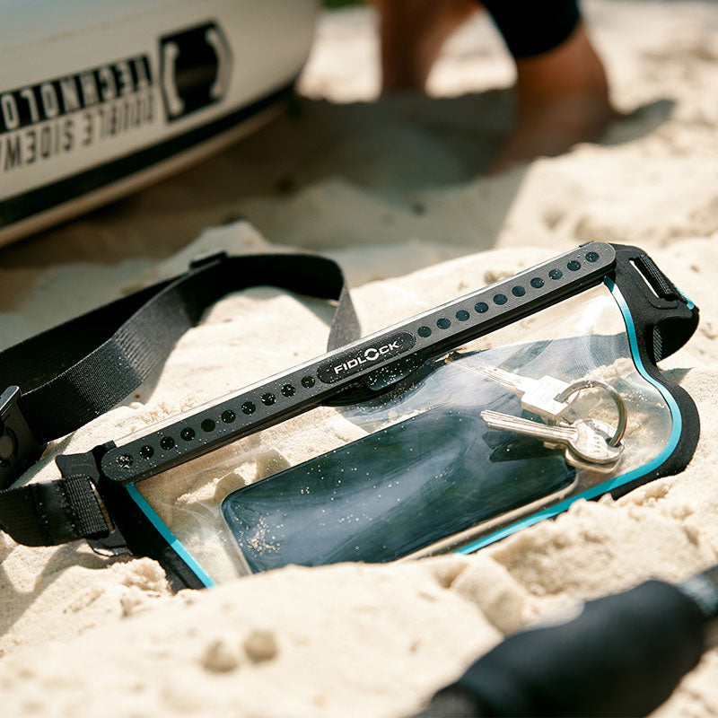 Fidlock Hermetic Sling Bag rempli sur le sable