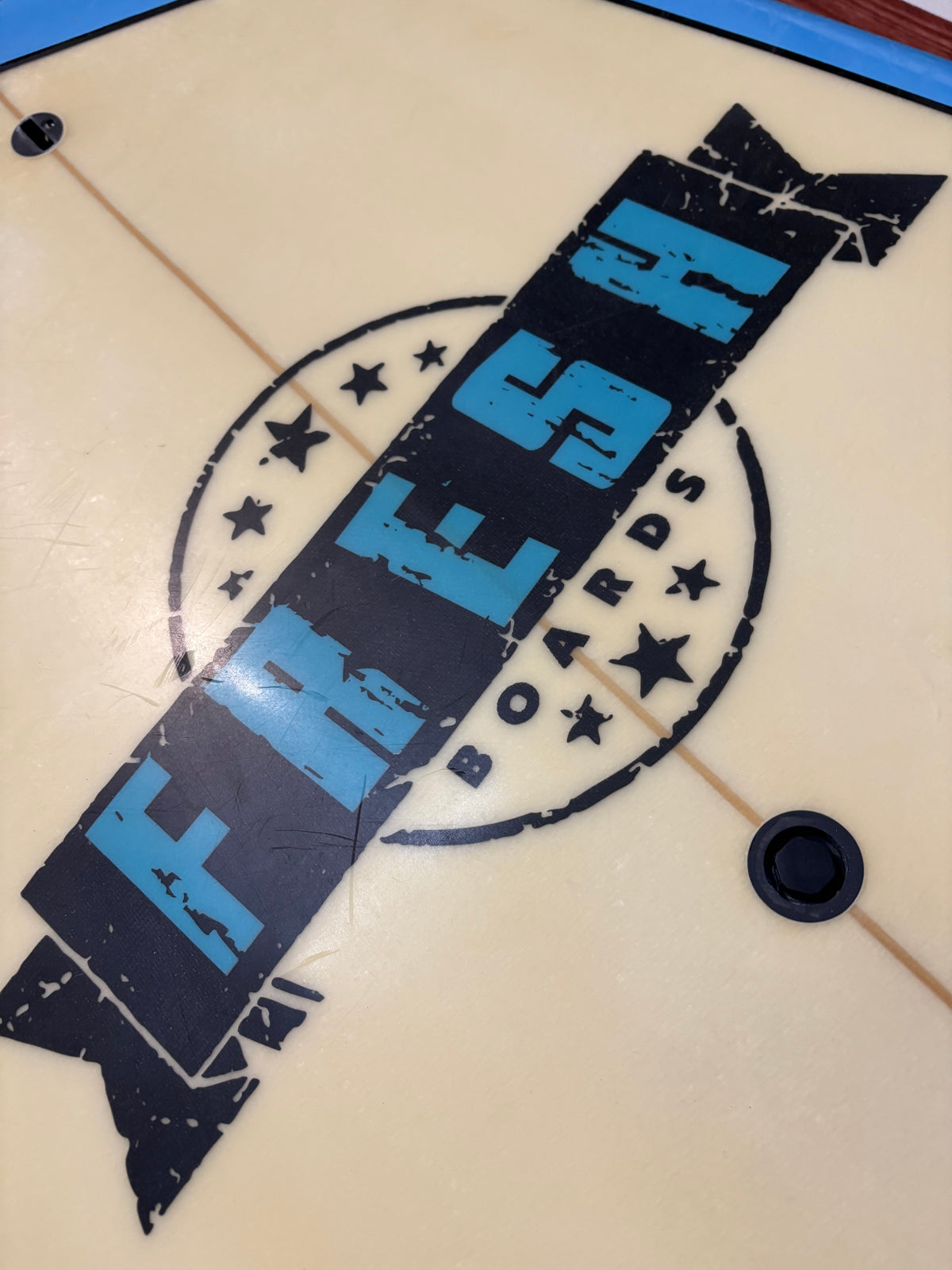 SUP Fresh Boards 7'10 Occasion – Planche de Surf Rigide Queue de Poisson